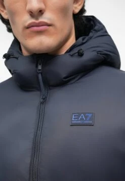 EA7 Emporio Armani MOUNTAIN POLAR LOGO FREE STYLE - Winter Jacket - Blue -Total Wear Store c3a6c9b06e0444b5aba0b65bcc5693a0