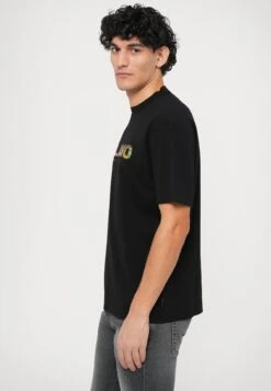 EA7 Emporio Armani TRAIN GRAPHIC SERIES TEE CITIES - Print T-shirt - Black -Total Wear Store c3c0987472244d05a833548996152624