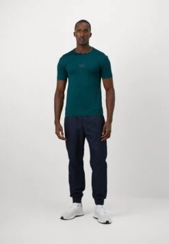 EA7 Emporio Armani TEE - Sports T-shirt - Ponderosa Pine -Total Wear Store c3fdf160e0664823b648531076873227