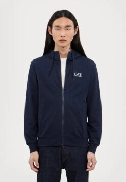 EA7 Emporio Armani TRAIN CORE HOODIE - Hoodie - Armani Blue 22 EA7 Emporio Armani TRAIN CORE HOODIE - Hoodie - Armani Blue -Total Wear Store c766d58290f24271b7866809dd2149e1