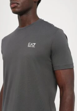 EA7 Emporio Armani TRAIN LOGO SERIES TEE EXTENDED LOGO - Print T-shirt - Asphalt 15 EA7 Emporio Armani TRAIN LOGO SERIES TEE EXTENDED LOGO - Print T-shirt - Asphalt -Total Wear Store caa8395ca59f4b54b0fa69f3378621a3