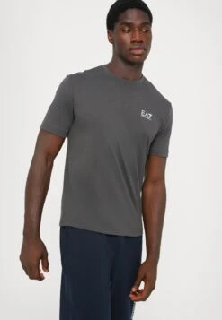 EA7 Emporio Armani TRAIN LOGO SERIES TEE EXTENDED LOGO - Print T-shirt - Asphalt 13 EA7 Emporio Armani TRAIN LOGO SERIES TEE EXTENDED LOGO - Print T-shirt - Asphalt -Total Wear Store cc0eaab1b2d0476ba37b70731a84a738
