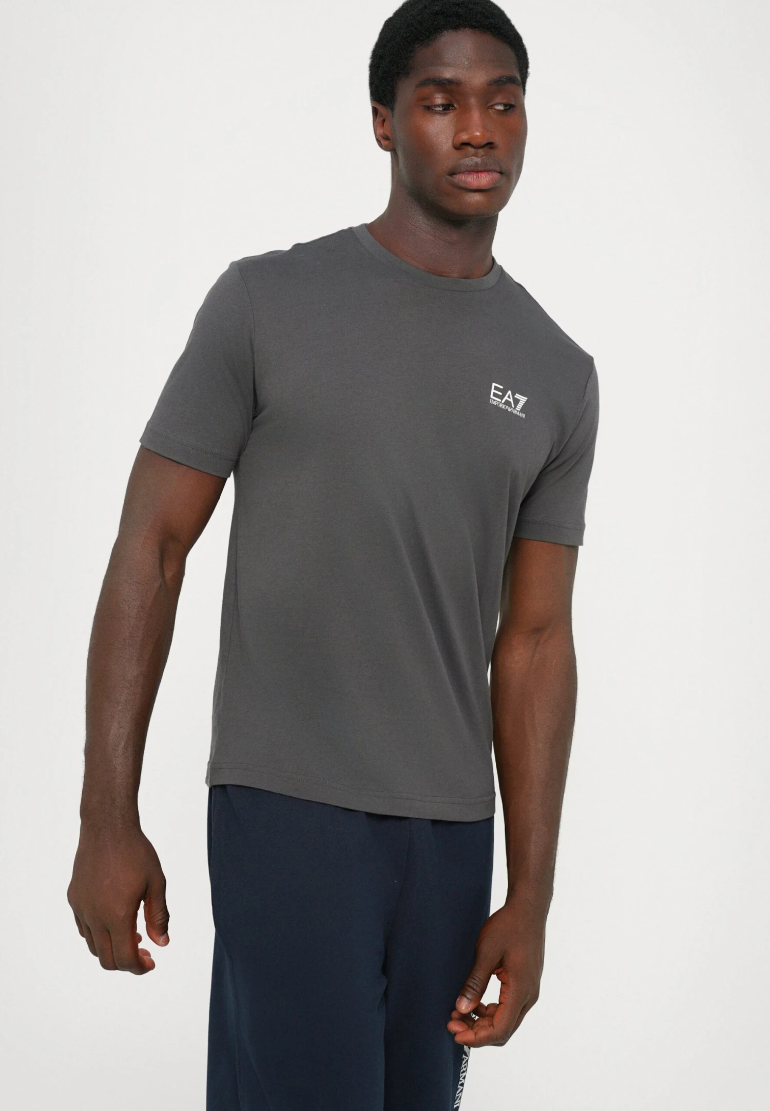 EA7 Emporio Armani TRAIN LOGO SERIES TEE EXTENDED LOGO - Print T-shirt - Asphalt 7 EA7 Emporio Armani TRAIN LOGO SERIES TEE EXTENDED LOGO - Print T-shirt - Asphalt - Image 5