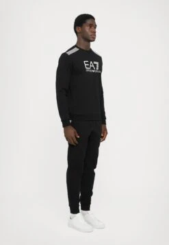 EA7 Emporio Armani TRAIN LINES - Sweatshirt - Black Beauty 14 EA7 Emporio Armani TRAIN LINES - Sweatshirt - Black Beauty -Total Wear Store cd9058f6762f4aa39bde64e768579c24