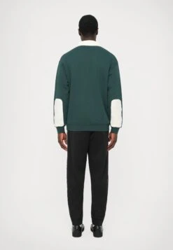 EA7 Emporio Armani TRAIN CLUB HOUSE BUTTONERD RUGBY UNISEX - Sweatshirt - Ponderosa Pine -Total Wear Store d11118b44fc24fe1a25de402a14694b6