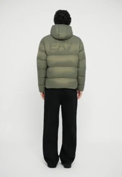 EA7 Emporio Armani MOUNTAIN POLAR LOGO FREE STYLE - Winter Jacket - Mulled Basil -Total Wear Store d5df738e74f547459a62ba176301877c