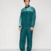 EA7 Emporio Armani TENNIS PRO TRACKSUIT GRAPHIC SET - Tracksuit - Ponderosa Pine -Total Wear Store d82eedc170bc4d65aec50be3d0e7df67