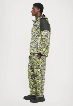 EA7 Emporio Armani TRAIN VISIBILITY PANTS GRAPHIC - Tracksuit Bottoms - Fancy Green New -Total Wear Store d85d4b9402644fb6bb69b25d7cb86080