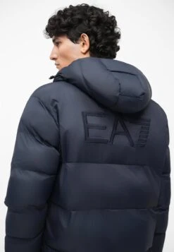 EA7 Emporio Armani MOUNTAIN POLAR LOGO FREE STYLE - Winter Jacket - Blue -Total Wear Store db6c436f3d6e4bb89ccac302859e6c3e