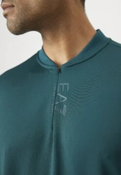EA7 Emporio Armani TENNIS PRO SERAFINO - Polo Shirt - Ponderosa Pine -Total Wear Store e22bf35be5c14167a71639614ec7bef4