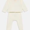 Emporio Armani SET NEONATO UNISEX - Trousers - Butter/pink