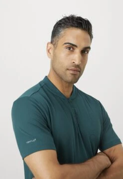 EA7 Emporio Armani TENNIS PRO SERAFINO - Polo Shirt - Ponderosa Pine -Total Wear Store e678efef95ed4a348ea2fcd3cd3525c3