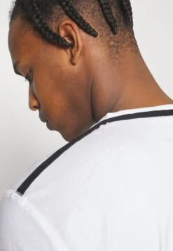 EA7 Emporio Armani Basic T-Shirt - Bianco 13 EA7 Emporio Armani Basic T-Shirt - Bianco -Total Wear Store e7f9c54d7436488d89e509f314441c7c