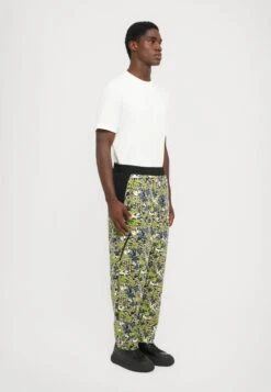 EA7 Emporio Armani TRAIN VISIBILITY PANTS GRAPHIC - Tracksuit Bottoms - Fancy Green New -Total Wear Store eaebfb0120a645d0a6783f5de3056dfe