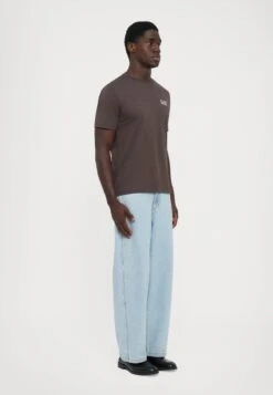 EA7 Emporio Armani TRAIN LOGO SERIES TEE EXTENDED LOGO - Print T-shirt - Chocolate Brown -Total Wear Store ef0c187e13de40c7b7d56256e1672a01