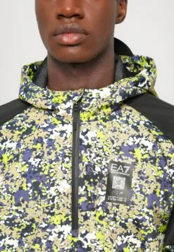 EA7 Emporio Armani TRAIN VISIBILITY JACKET GRAPHIC - Windbreaker - Fancy Green New Camou -Total Wear Store ef4519d3059a4cc1aef3fefd19ee2d66