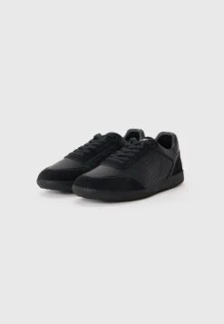 EA7 Emporio Armani NEW HERITAGE EAGLE UNISEX - Trainers - Triple Black/white -Total Wear Store efdf0cdf93d04c199dfeeaa20f3cf0e6