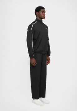 EA7 Emporio Armani VENTUS UNISEX SET - Tracksuit - Black/silver -Total Wear Store f032fb338a9f49ba8ef847692c540346
