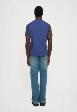 EA7 Emporio Armani TRAIN ATHLETIC BLOCK TEE - Basic T-shirt - Blue -Total Wear Store f11ef28d766745e58c3dceef36010906