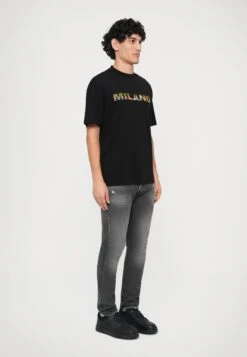 EA7 Emporio Armani TRAIN GRAPHIC SERIES TEE CITIES - Print T-shirt - Black -Total Wear Store f3d4175019724e4c8e76cde7a72332ea