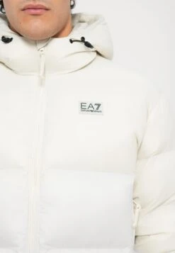 EA7 Emporio Armani MOUNTAIN POLAR LOGO FREE STYLE - Winter Jacket - Silver Birch -Total Wear Store f3fb642b7e59429fa05eaf801cc2802f