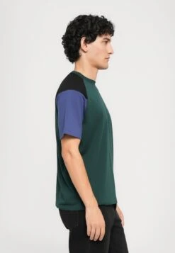 EA7 Emporio Armani TRAIN ATHLETIC BLOCK TEE - Basic T-shirt - Ponderosa Pine 15 EA7 Emporio Armani TRAIN ATHLETIC BLOCK TEE - Basic T-shirt - Ponderosa Pine -Total Wear Store f47b5414da0942c3903d24e88091aafe