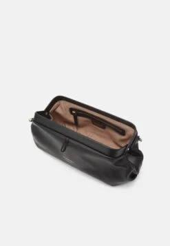 Emporio Armani Doctor - Across Body Bag - Nero 8 Emporio Armani Doctor - Across Body Bag - Nero -Total Wear Store fb5c284226b14b3d8654c7af629be821