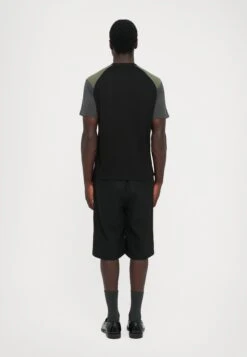 EA7 Emporio Armani TRAIN ATHLETIC BLOCK TEE - Basic T-shirt - Black -Total Wear Store ff2d276e6c1e4174927907bb28c1f3b6