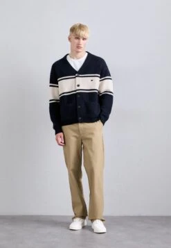 Emporio Armani CARDIGAN - Cardigan - Navy/french Oak 10 Emporio Armani CARDIGAN - Cardigan - Navy/french Oak -Total Wear Store ffbd28e165df4ac7ab253e61a9245c3e